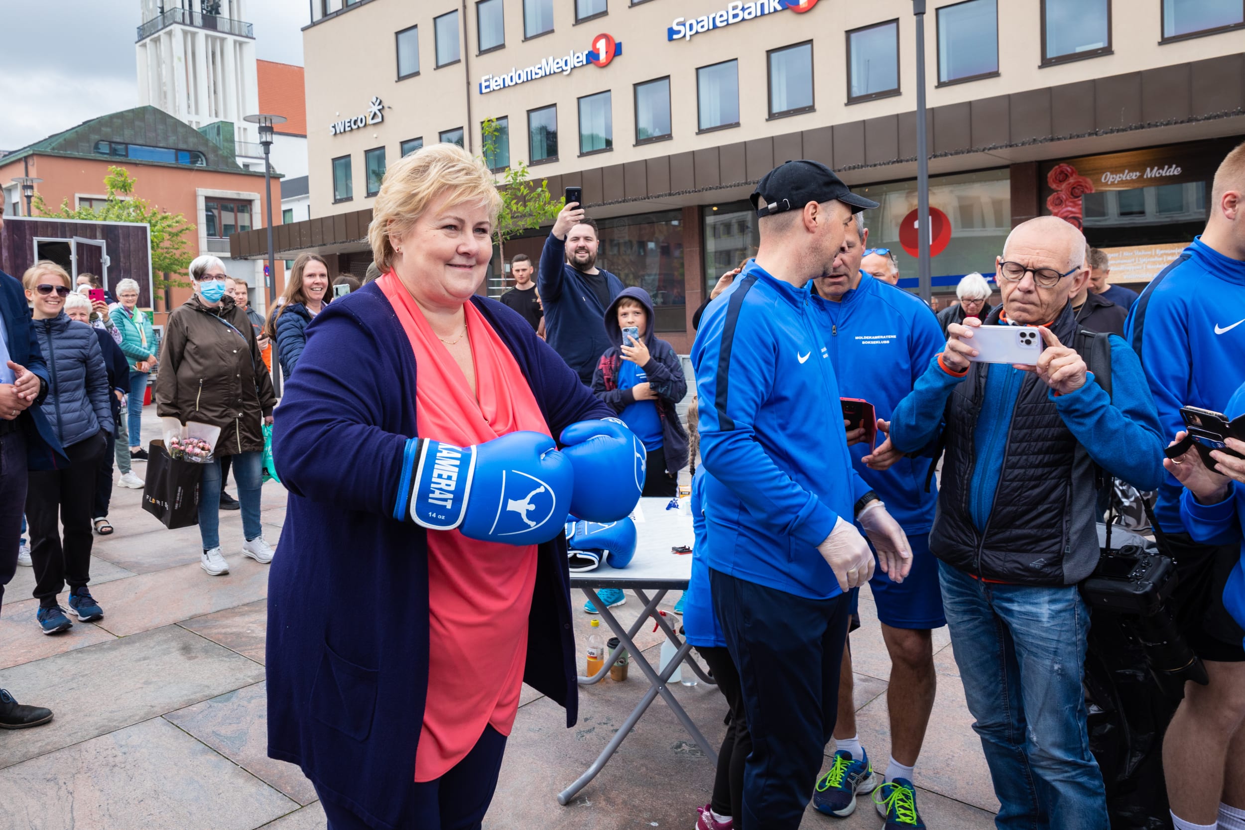 Erna Solberg sammen med Høyre-folk på Vestlandstur valgkampen 2021